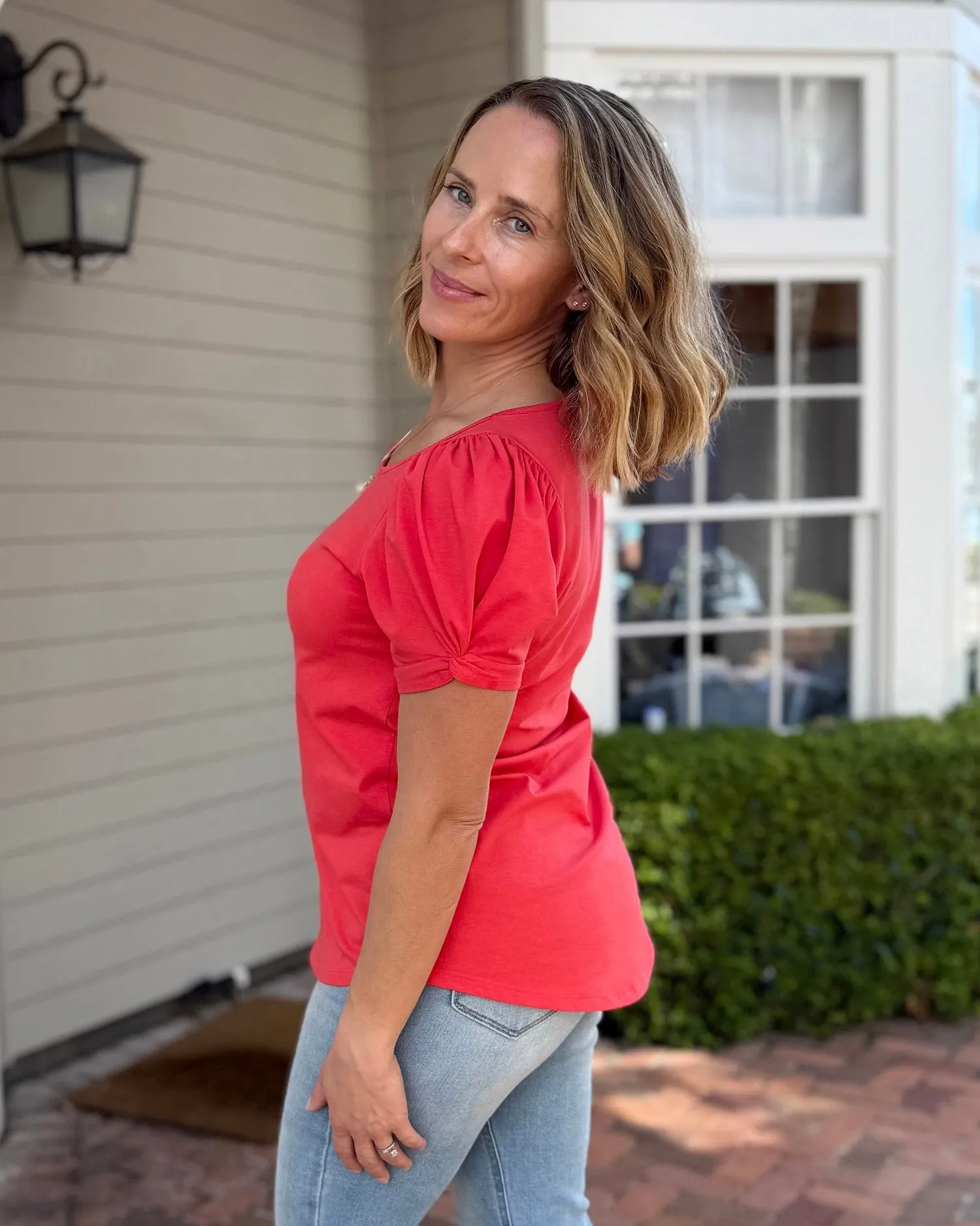 LEONA tee in Coral Red